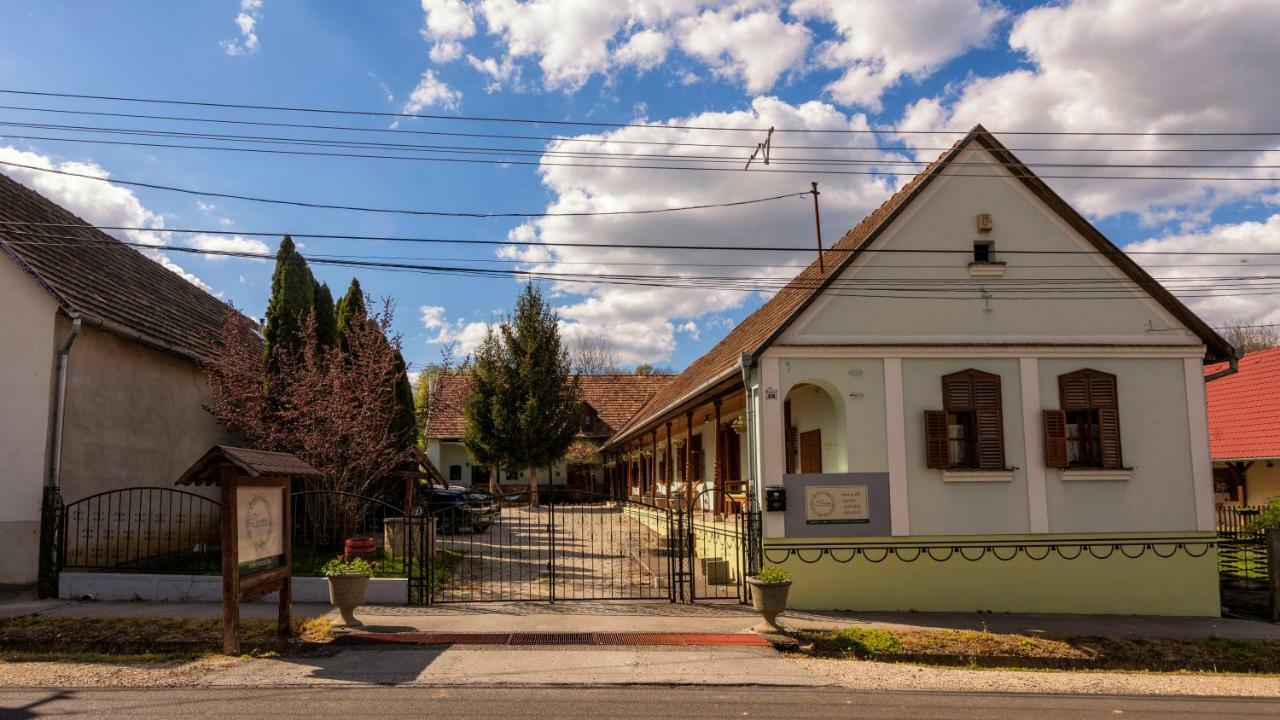 Noresa Etterem Es Panzio Szálka Buitenkant foto